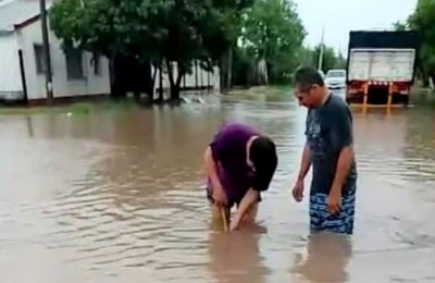Vecino reclama por estancamiento de agua en el sector del nuevo asfalto en Quitilipi