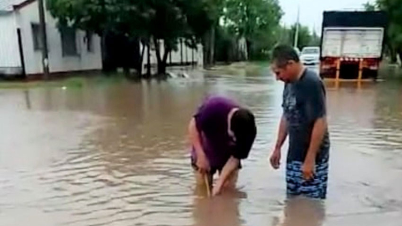 Vecino reclama por estancamiento de agua en el sector del nuevo asfalto en Quitilipi
