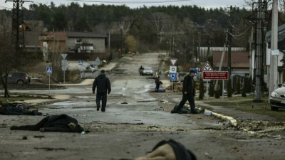 Ucrania denuncia una "masacre devastadora" en Bucha