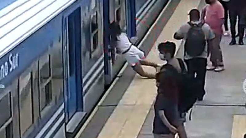 Se desvaneció en la estación y por milagro no la pisó el tren