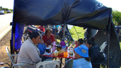 Continúa el acampe en la banquina de ruta 11