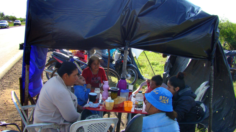 Continúa el acampe en la banquina de ruta 11