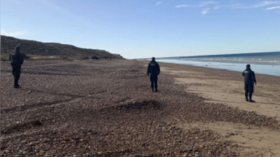 Buscan a un hombre que desapareció en el mar en una balsa casera