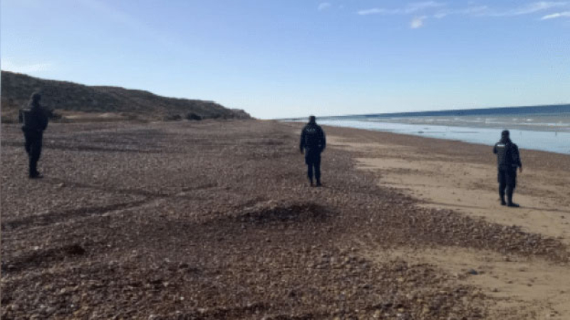 Buscan a un hombre que desapareció en el mar en una balsa casera