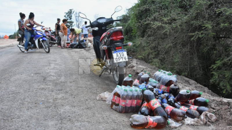 Barranqueras: como "pirañas" saquearon un camión que volcó en Maipú y Gaboto