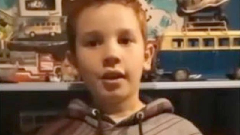Un niño lanzó una campaña para comprarle anteojos a su compañero