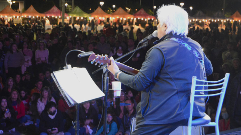 Víctor Heredia cerró el emotivo festival patrio de Resistencia