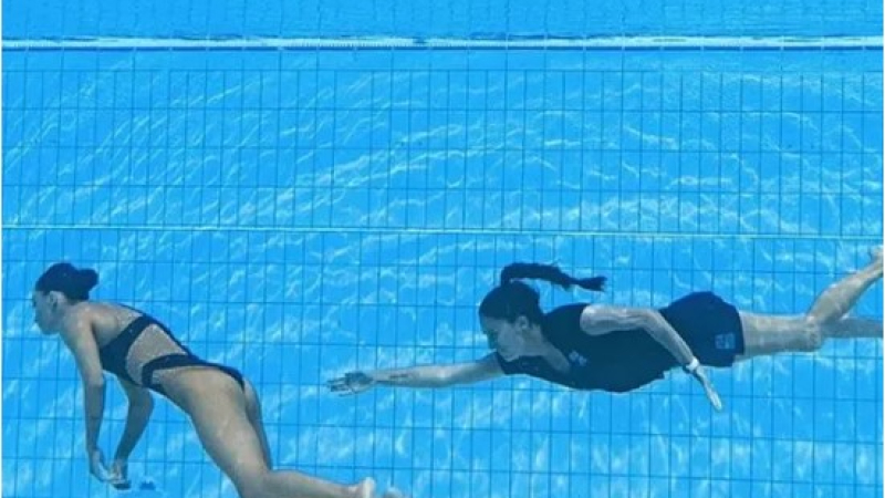 Dramático rescate de una nadadora que se desmayó durante una competencia