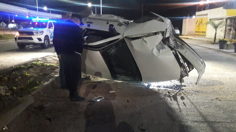 Espectacular vuelco de un auto al impactar contra un poste de luz