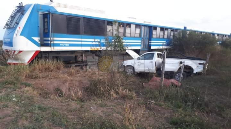 Dos muertos tras colisionar un tren de pasajeros contra una camioneta