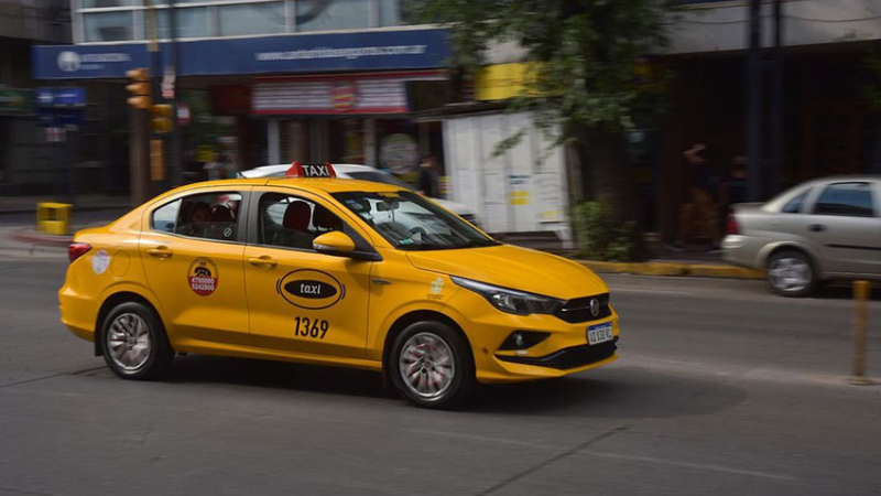 Trasladaban millones de pesos en un taxi y fueron asaltados