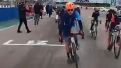 Una periodista grababa una carrera de ciclismo: la atropellaron y está internada con pronóstico reservado