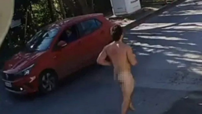 Corría desnudo y lo captaron las cámaras de seguridad