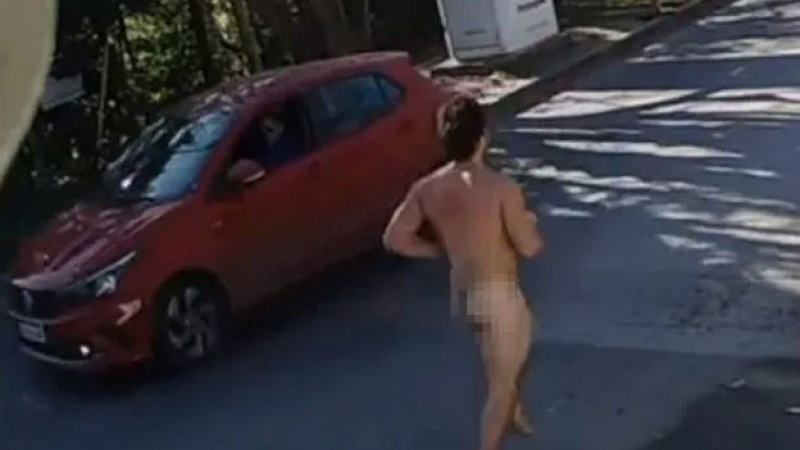 Corría desnudo y lo captaron las cámaras de seguridad