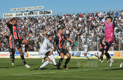 For Ever, con mucho empuje, venció a Chacarita y sigue de racha