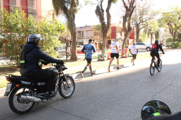 Ellos también fueron indispensables. Policías de Chaco y Corrientes, agentes de tránsito y seguridad vial, cuidando a los corredores.