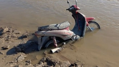 Hallaron una moto sumergida en el río Bermejo