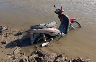 Hallaron una moto sumergida en el río Bermejo