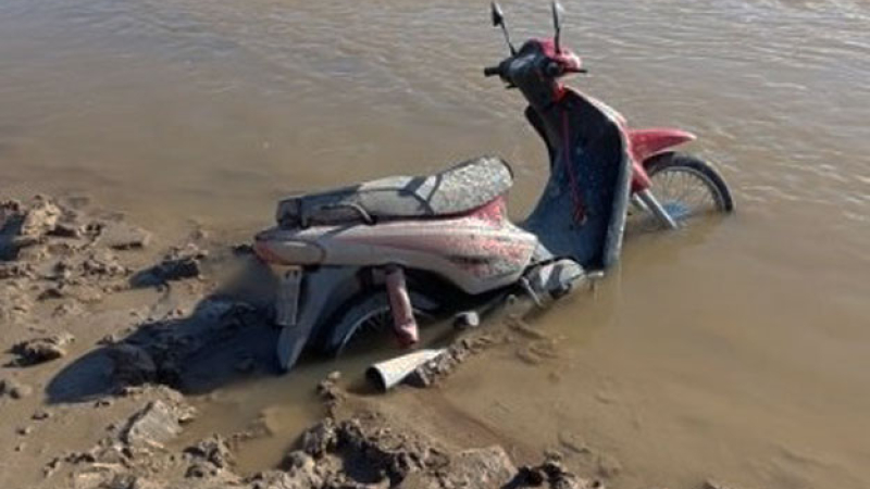 Hallaron una moto sumergida en el río Bermejo