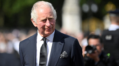 La llegada de Carlos III al Palacio de Buckingham, entre saludos y a la espera de su primer discurso como rey