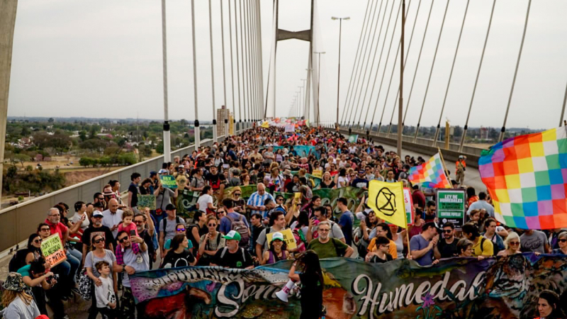 Multitudinaria protesta en Rosario por los incendios de islas