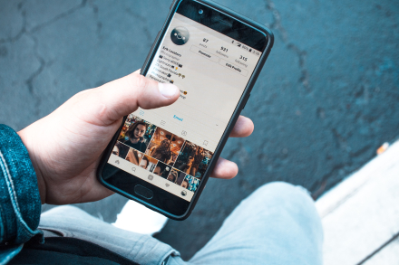 feed-de-instagram-chica-sosteniendo-movil-con-mano-min.jpg