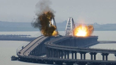 Un camión bomba explotó en un puente de Crimea