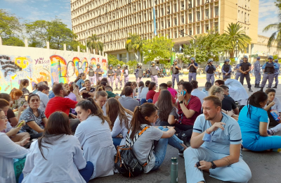 La policía impidió que continuara la protesta de médicos residentes