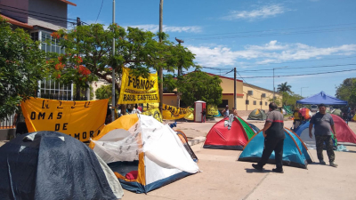 Caos frente a los tribunales de Castelli: acampe por el juicio contra Raúl Castells
