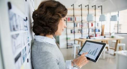 490x_mujer-grafico-tablet-getty.jpg