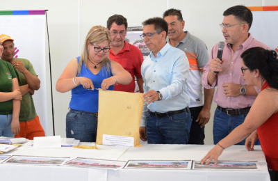 Martínez abrió los sobres de licitación para culminar la refacción de centros comunitarios