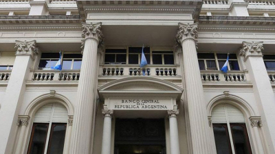 Analistas de acuerdo con mantener las tasas de interés en niveles altos