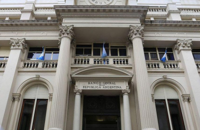 Analistas de acuerdo con mantener las tasas de interés en niveles altos