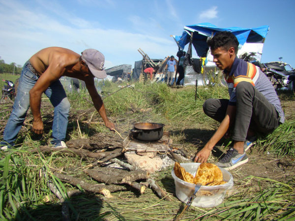 Cocinando a la vera de la ruta durante un corte realizado por movimientos sociales.22-04-22. Foto: Fabián Maldonado/NORTE.