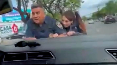 Navidad poco feliz para dos policías que fueron arrastrados 100 metros en el capó de un auto