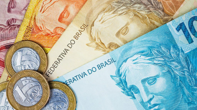 Todo lo que hay que saber para comprar reales, dólares y euros en los bancos