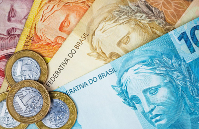 Todo lo que hay que saber para comprar reales, dólares y euros en los bancos