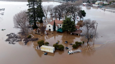 Feroces inundaciones golpean a Estados Unidos: hay evacuaciones y 14 muertos en California