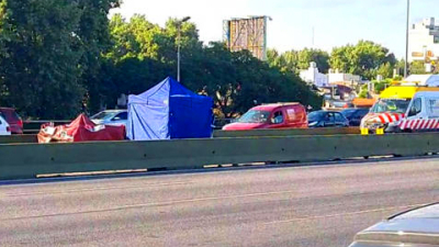 Se bajó en una autopista tras pelear con su novio, un amigo la siguió y murieron atropellados