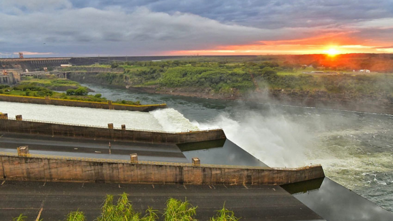 Itaipú abrió sus compuertas y se espera una suba en el nivel del Paraná