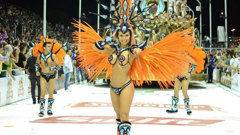Los turistas gastan $10.000 promedio por noche en los carnavales de Gualeguaychú y Corrientes