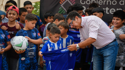 Entregaron indumentaria deportiva a integrantes del Club Atlas del Sur