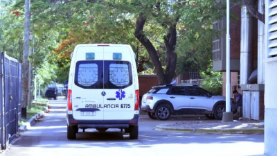 Quiso evitar que le roben unas chapas, lo rociaron con un solvente y le prendieron fuego