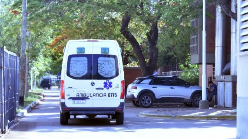 Quiso evitar que le roben unas chapas, lo rociaron con un solvente y le prendieron fuego