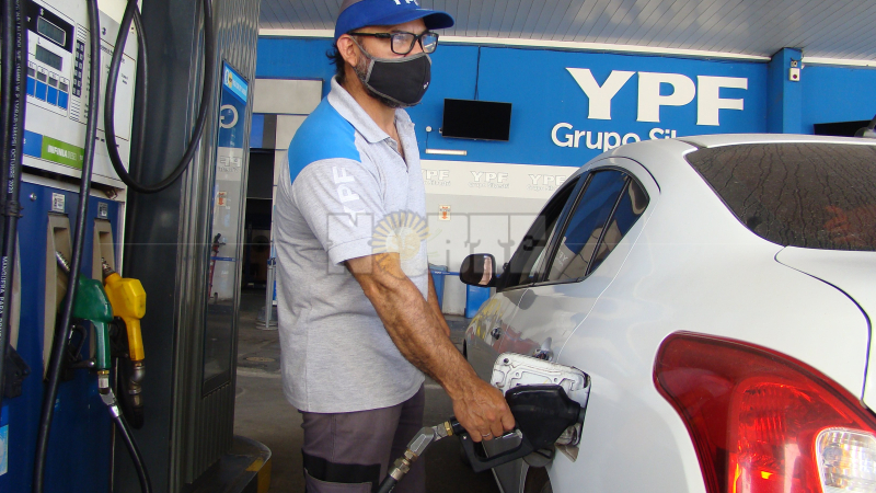 Buscan aplacar el inminente aumento de combustibles