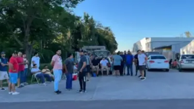 Trabajadores acampan en el ingreso de una avícola para evitar el sacrificio de aves
