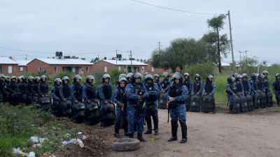 Desalojaron a usurpadores de las viviendas del barrio La Salada