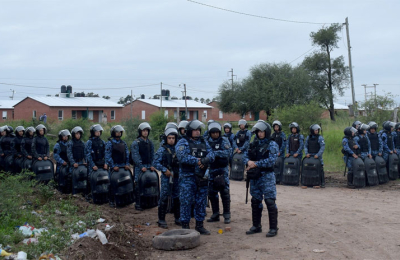 Desalojaron a usurpadores de las viviendas del barrio La Salada