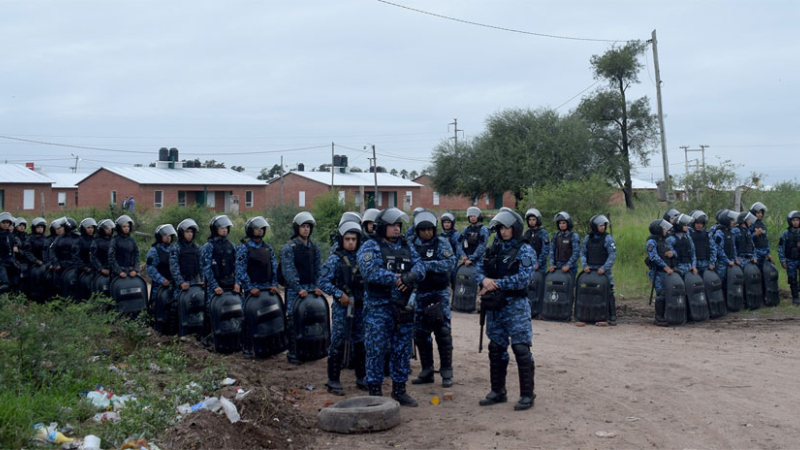 Desalojaron a usurpadores de las viviendas del barrio La Salada