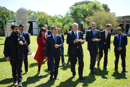 GUSTAVO CON EL EMBAJADOR STANLEY 1.JPG